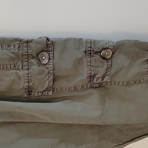 CLOSET CLEAROUT $10 | Joie | Army Green Cargo Capri Pants | Size 4 - Picture 2 of 5